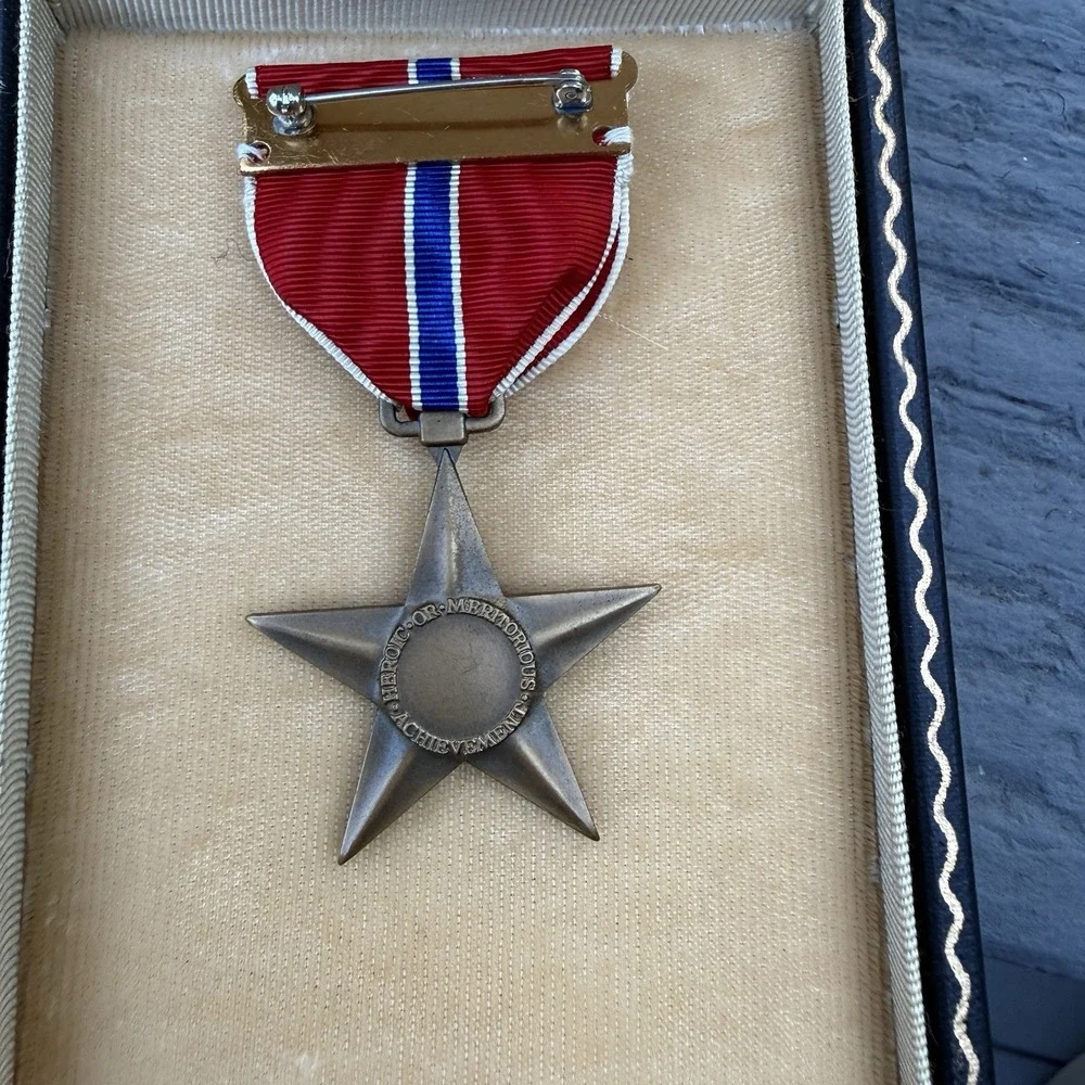 WWII US Military Bronze Star Medal Ribbon Bar Lapel Pin Original Presentation